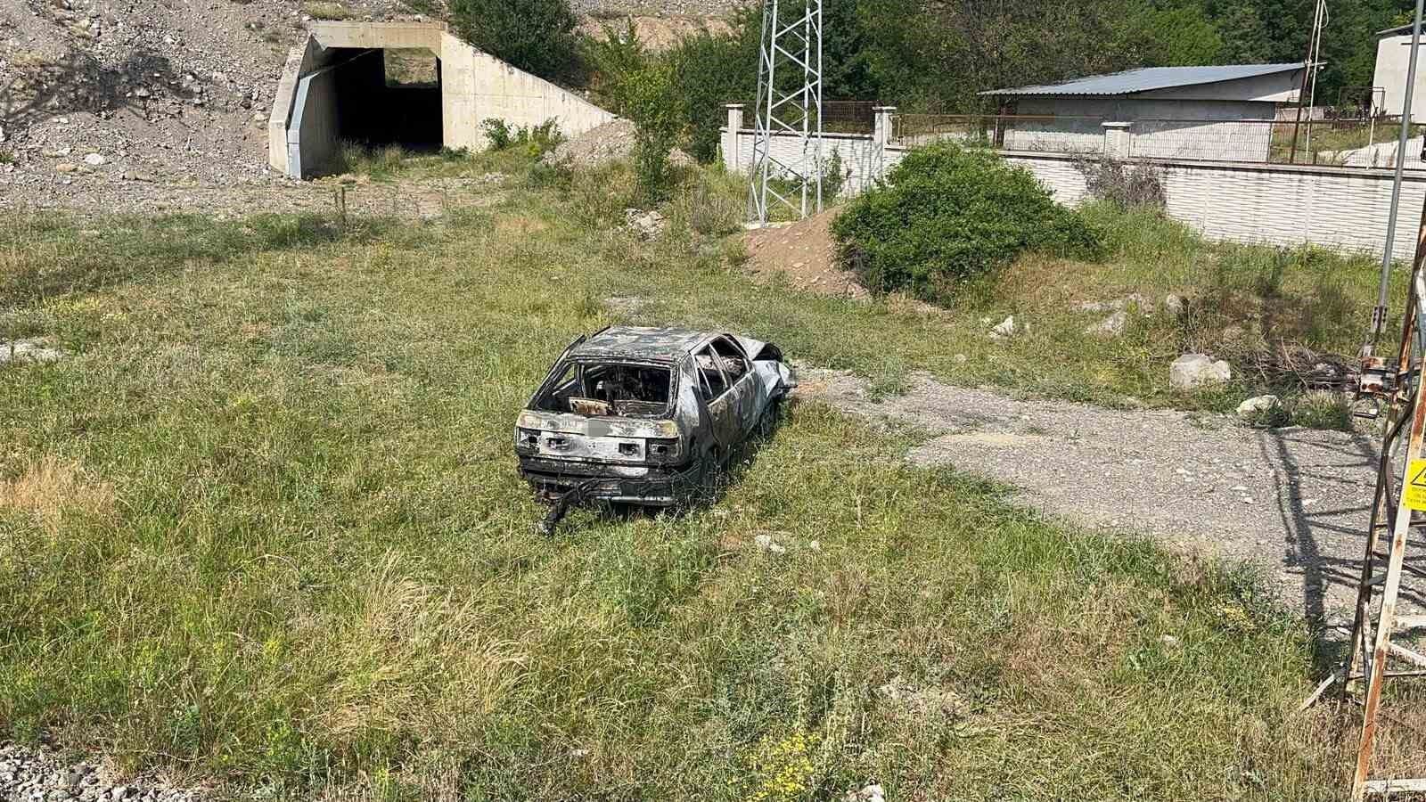 Kastamonu'da kamyonetle çarpışan otomobil yandı