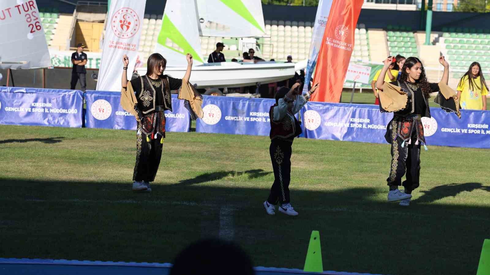 Kırşehir'de Yaz Spor Okulları 32 branşta coşkulu törenle açıldı