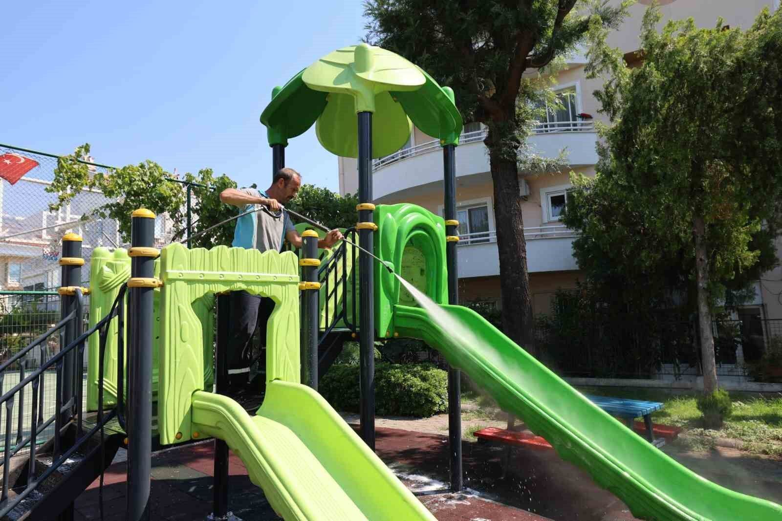 Marmaris'te temizlik çalışmaları sürüyor
