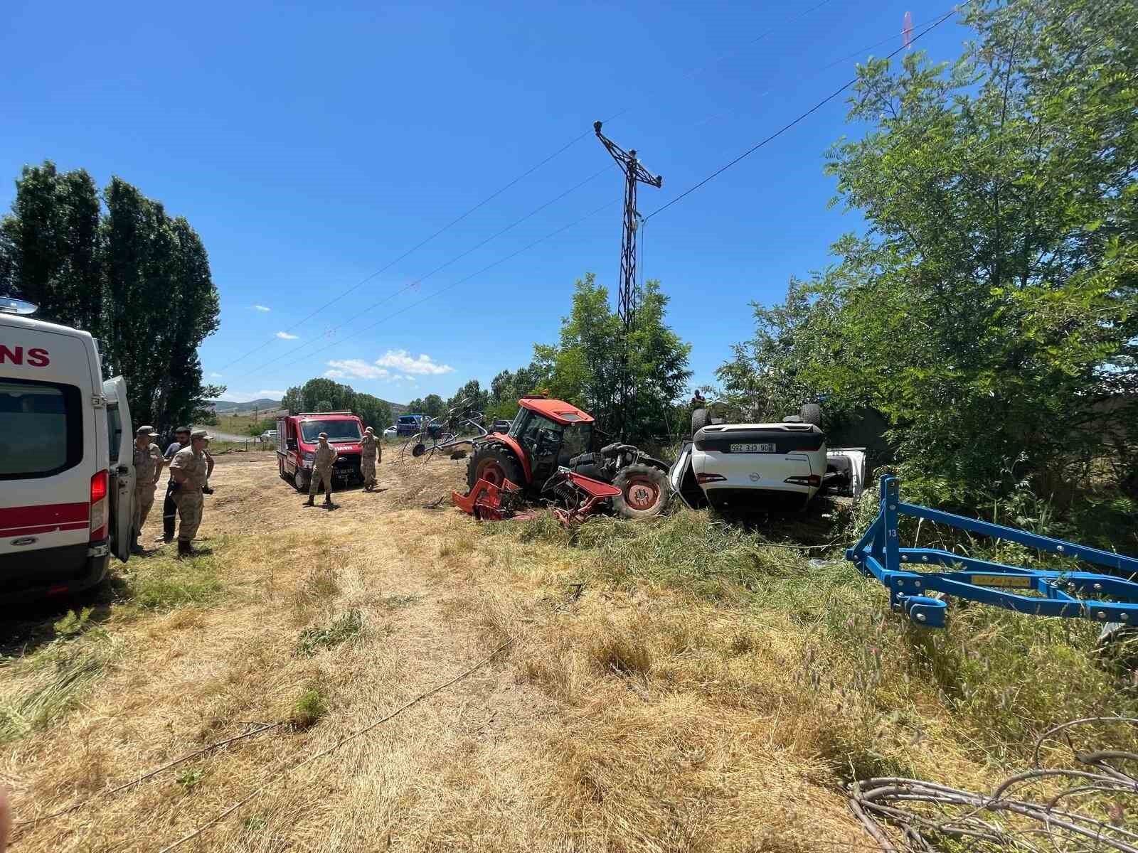 Park halindeki traktöre çarpan otomobil ters döndü: 1 yaralı