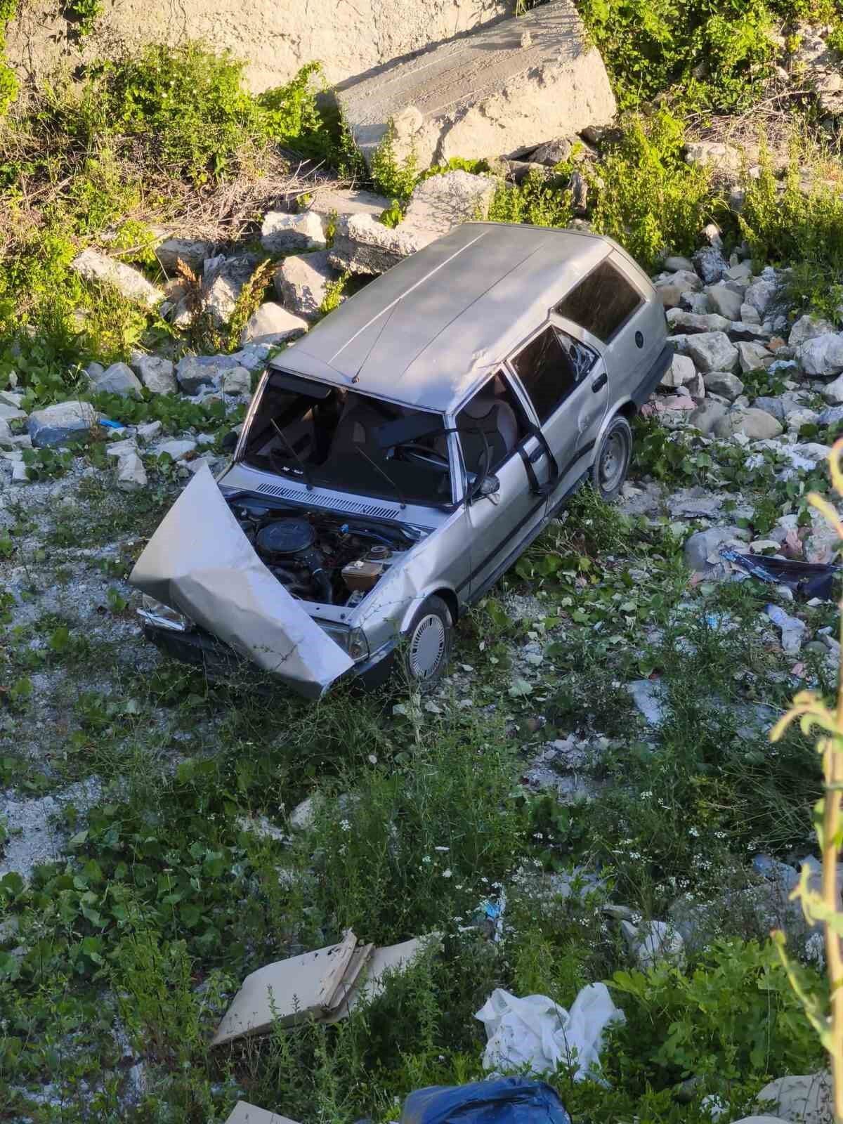 Sinop'ta otomobil şarampole uçtu: 2 yaralı