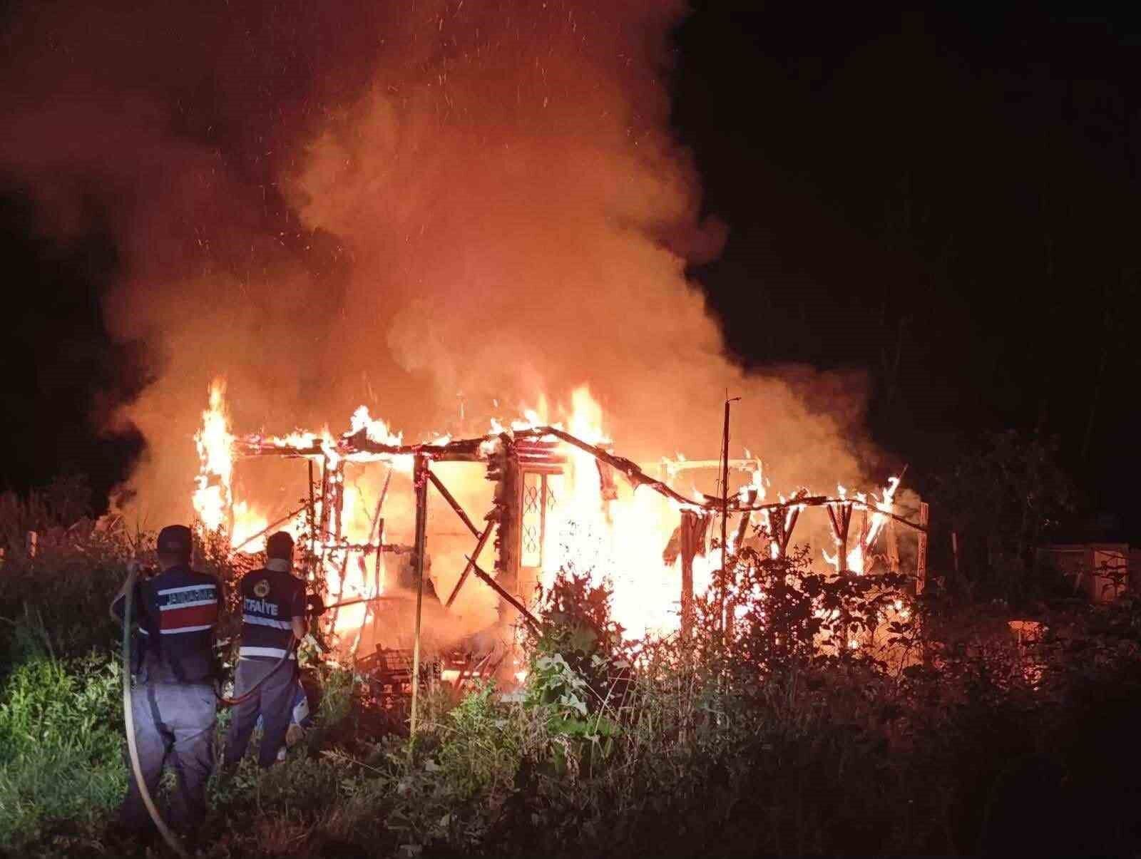 Sobadan çıkan yangın bağ evindeki kulübeyi küle çevirdi