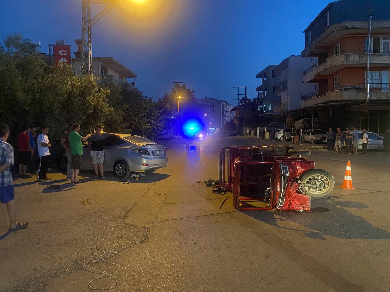 Üç tekerli elektrikli motosiklet otomobille çarpıştı: 4 yaralı