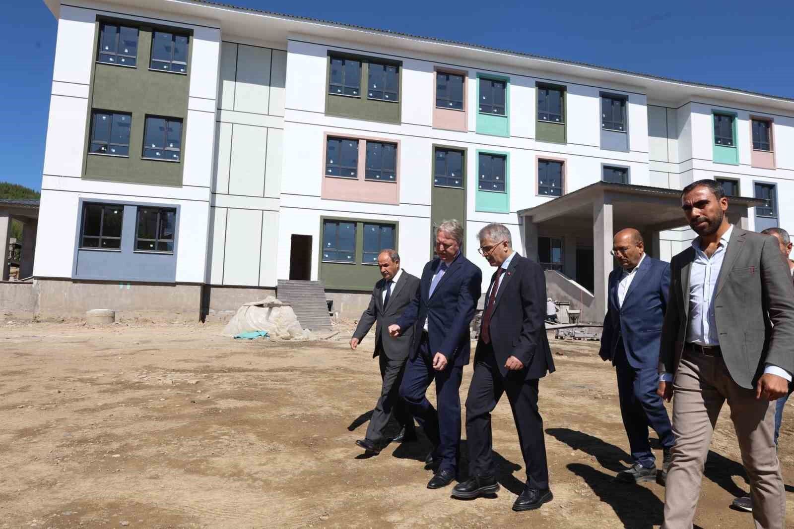 Vali Çelik, okul inşaatını inceledi